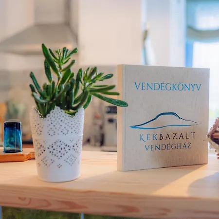 Kekbazalt Vendeghaz